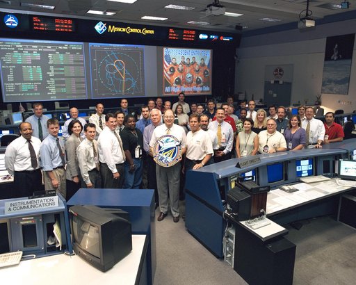 STS-106 flight control team poses in the south MCC