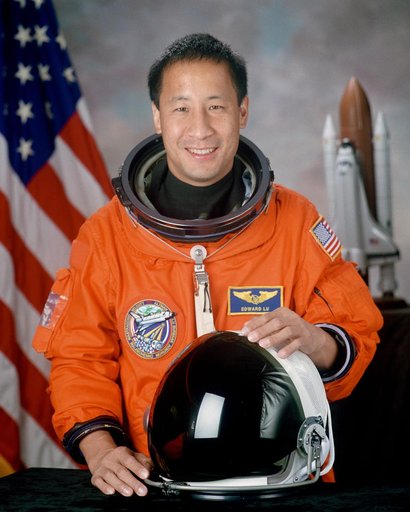 Official portrait of astronaut Edward Lu