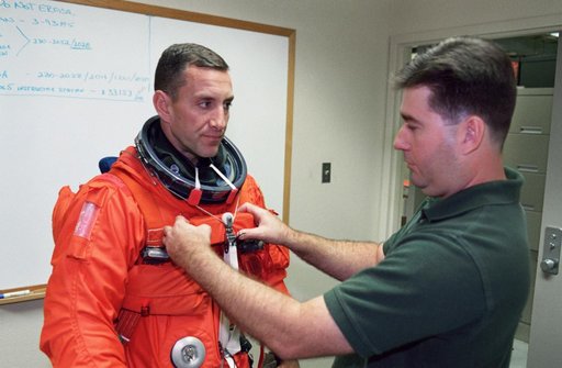 STS-104 crew trains in building 5