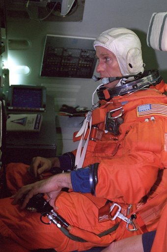 STS-104 crew trains in building 5