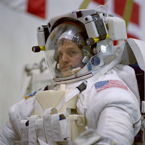 STS-100 crewmembers prepare to train in NBL