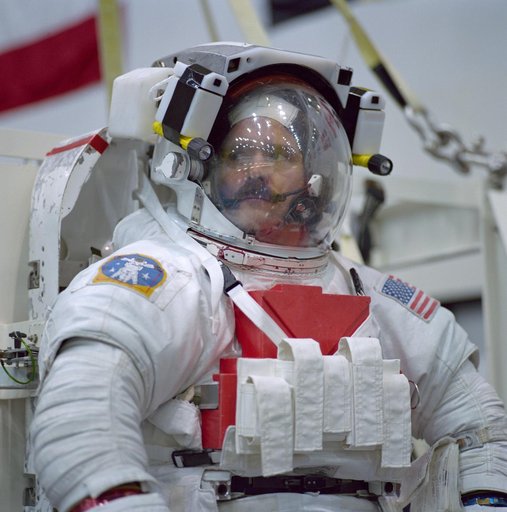 STS-100 crewmembers prepare to train in NBL
