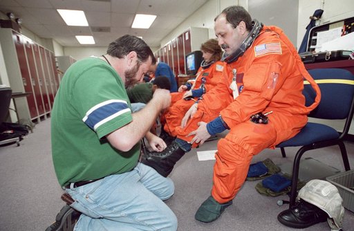 STS-102 and Expedition Two ascent training in Building 9