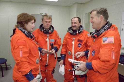 STS-102 and Expedition Two ascent training in Building 9