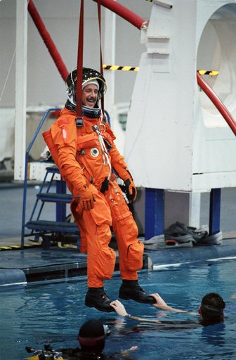 STS-105 preflight water survival training in NBL pool in SCTF