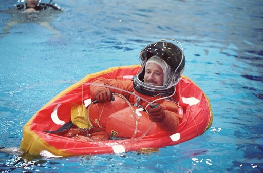 STS-105 preflight water survival training in NBL pool in SCTF