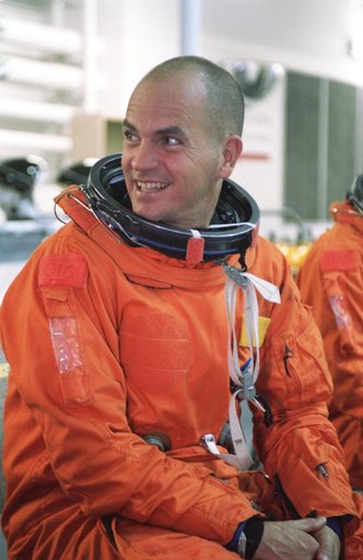 STS-105 preflight water survival training in NBL pool in SCTF