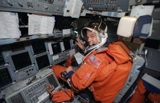 STS-105 LES suit-up at SMS in Building 5