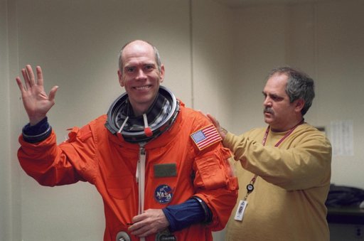 STS-105 LES suit-up at SMS in Building 5
