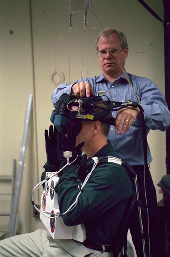 STS-105 Crew Training in VR Lab