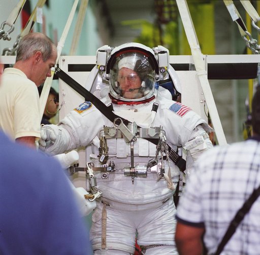 STS-105 EVA