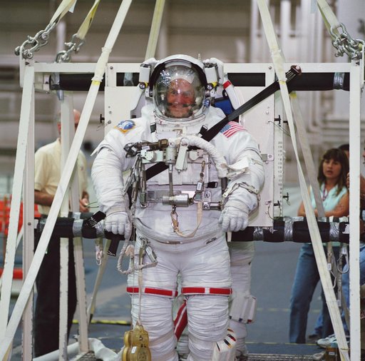 STS-105 EVA