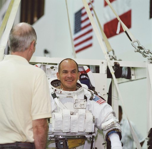 STS-105 EVA