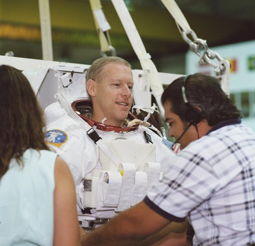 STS-105 EVA
