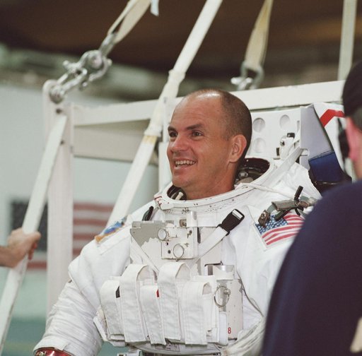 STS-105 EVA Suit-Up