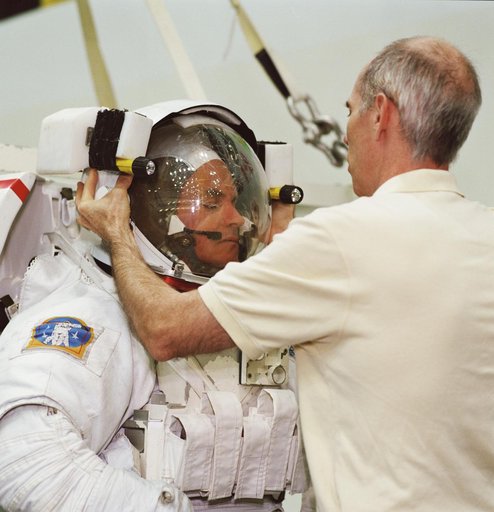 STS-105 EVA