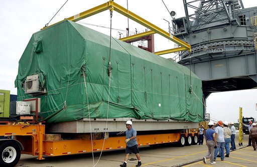 KENNEDY SPACE CENTER, FLA. - At Port Canaveral, the overhead crane that lifted the Pressurized Module of the Japanese Experiment Module (JEM) from the ship onto the truck bed is released.  The container transport ship carrying JEM departed May 2 from Yokohama Harbor in Japan for the voyage to the Un