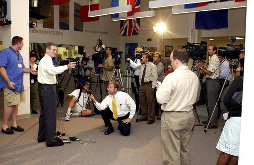KENNEDY SPACE CENTER, FLA. - Sen. Bill Nelson talks to the media at the NASA KSC News Center about the Columbia Accident Investigation Board report released today.