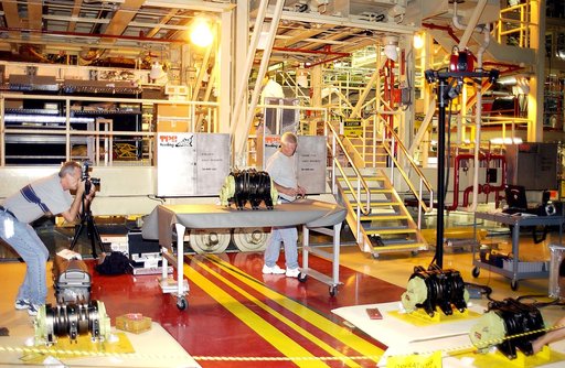KENNEDY SPACE CENTER, FLA. - In the Orbiter Processing Facility, an actuator is set up on a table for a 3D digital scan.  There are two actuators per engine on the Shuttle, one for pitch motion and one for yaw motion. The Space Shuttle Main Engine hydraulic servoactuators are used to gimbal the main