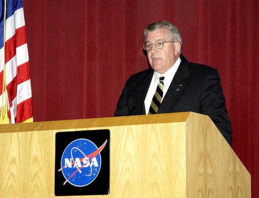 KENNEDY SPACE CENTER, FLA. -  Bill Pickavance, vice president and deputy program manager, Florida operations, United Space Alliance, speaks to employees during Center Director Jim Kennedy’s first all-hands meeting for employees.  Also on the agenda was Dr. Woodrow Whitlow Jr., KSC deputy director, a
