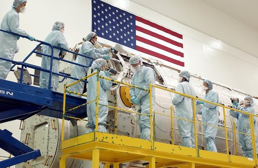 KENNEDY SPACE CENTER, FLA. - In the Space Station Processing Facility, STS-115 Mission Specialist Joseph Tanner (second from left, foreground) works with technicians to learn more about the Japanese Experiment Module (JEM), known as Kibo.  The JEM consists of six components: two research facilities 