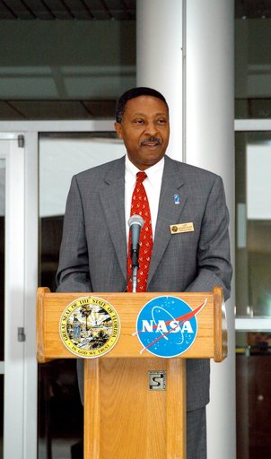 KENNEDY SPACE CENTER, FLA. -  Capt. Winston Scott, executive director of the Florida Space Authority, speaks at a dedication and ribbon-cutting ceremony for the Space Life Sciences Lab hosted by NASA-Kennedy Space Center and the state of Florida at the new lab. Completed in August, the facility enco