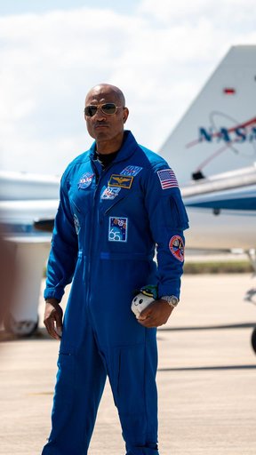 Artemis II Crew Arrives at KSC Ahead of Launch