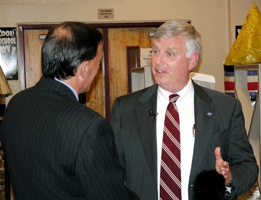 KENNEDY SPACE CENTER, FLA. - Warren Elly (left), with WTVT-TV, Fox News, talks with Center Director Jim Kennedy at Garland V. Stewart Magnet Middle School, a NASA Explorer School (NES) in Tampa, Fla. Kennedy was joined by astronaut Kay Hire in sharing the agency’s new vision for space exploration wi