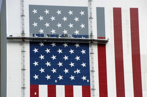 Workers painting the Flag and Meatball on the VAB
