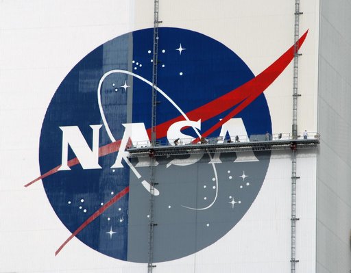 Workers painting the Flag and Meatball on the VAB