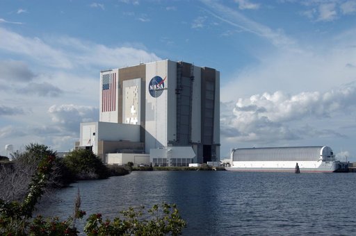 Workers painting the Flag and Meatball on the VAB