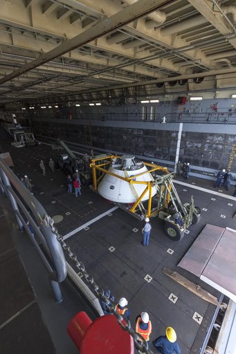 Orion URT EFT-1 load capsule onto ship