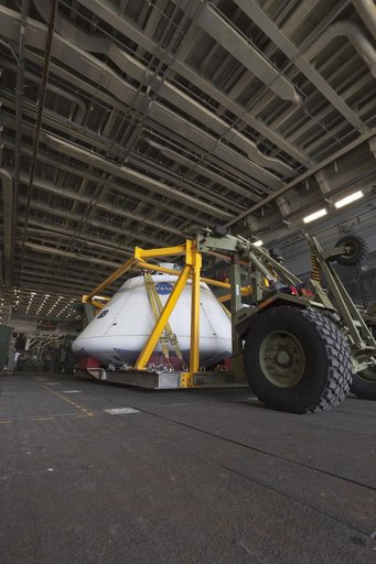 Orion URT EFT-1 load capsule onto ship