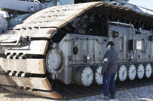 Crawler Transporter 2 (CT-2) Trek from Pad 39B to VAB