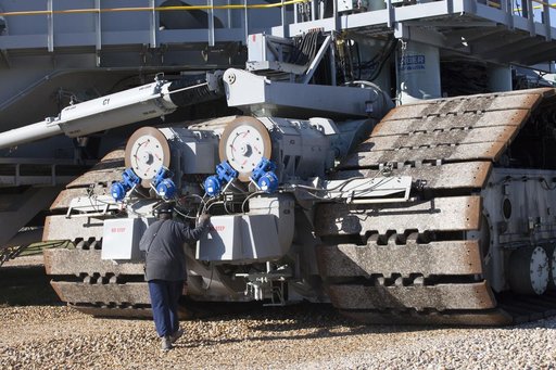 Crawler Transporter 2 (CT-2) Trek from Pad 39B to VAB