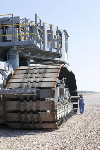Crawler Transporter 2 (CT-2) Trek from Pad 39B to VAB
