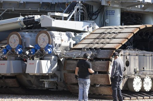 Crawler Transporter 2 (CT-2) Trek from Pad 39B to VAB