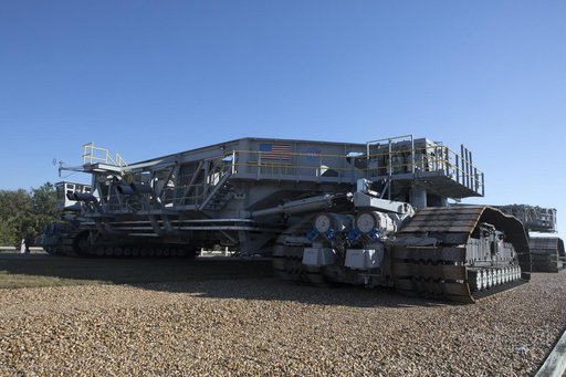 Crawler Transporter 2 (CT-2) Trek from Pad 39B to VAB