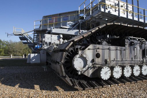 Crawler Transporter 2 (CT-2) Trek from Pad 39B to VAB
