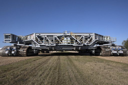 Crawler Transporter 2 (CT-2) Trek from Pad 39B to VAB