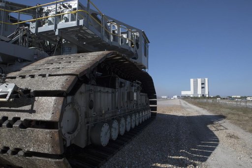 Crawler Transporter 2 (CT-2) Trek from Pad 39B to VAB