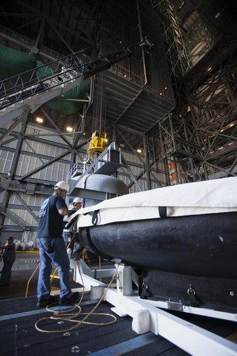 Orion EFT-1 Heat Shield Offload from Truck onto Foam Pads (Dunna