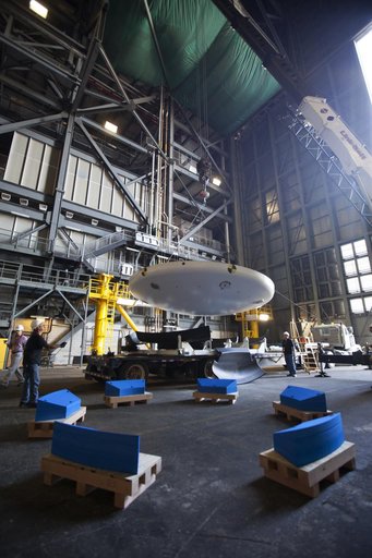 Orion EFT-1 Heat Shield Offload from Truck onto Foam Pads (Dunna