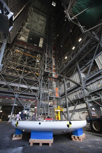 Orion EFT-1 Heat Shield Offload from Truck onto Foam Pads (Dunna