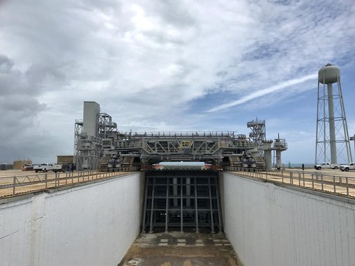 Crawler Transporter 2 at Launch Complex 39B