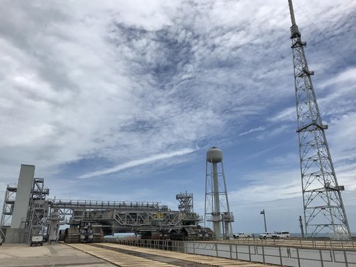 Crawler Transporter 2 at Launch Complex 39B