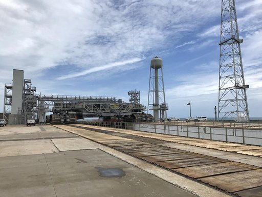 Crawler Transporter 2 at Launch Complex 39B