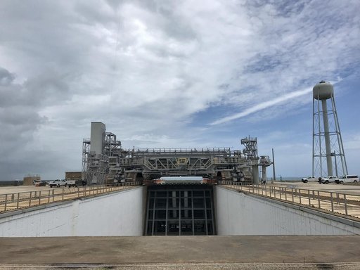 Crawler Transporter 2 at Launch Complex 39B