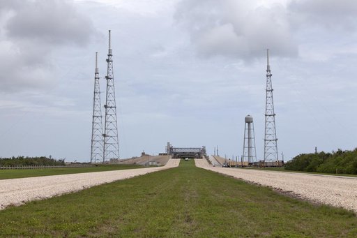 Crawler Transporter 2 Move to Launch Complex 39B