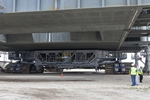 Crawler Lifts Mobile Launcher
